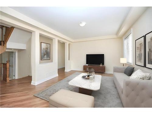 8404 Sumac Court, Niagara Falls, ON - Indoor Photo Showing Living Room