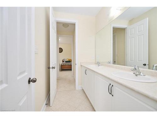 8404 Sumac Court, Niagara Falls, ON - Indoor Photo Showing Bathroom