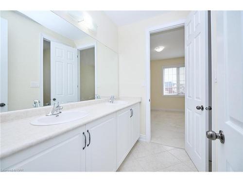 8404 Sumac Court, Niagara Falls, ON - Indoor Photo Showing Bathroom