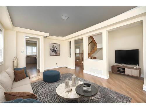 8404 Sumac Court, Niagara Falls, ON - Indoor Photo Showing Living Room