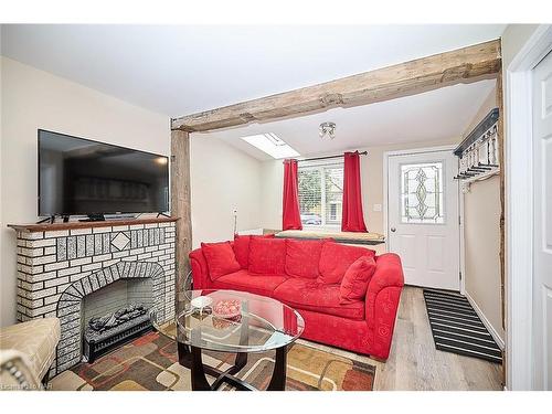 30 Mcalpine Avenue S, Welland, ON - Indoor Photo Showing Living Room With Fireplace