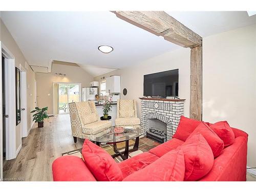 30 Mcalpine Avenue S, Welland, ON - Indoor Photo Showing Living Room With Fireplace