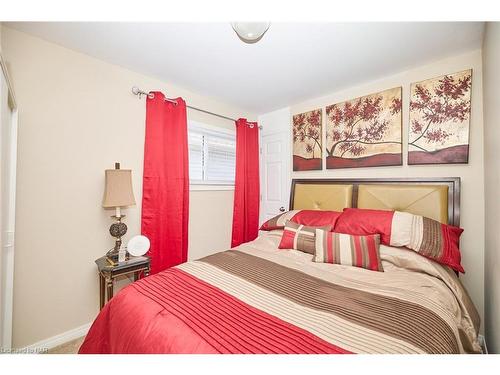 30 Mcalpine Avenue S, Welland, ON - Indoor Photo Showing Bedroom