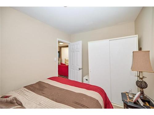 30 Mcalpine Avenue S, Welland, ON - Indoor Photo Showing Bedroom