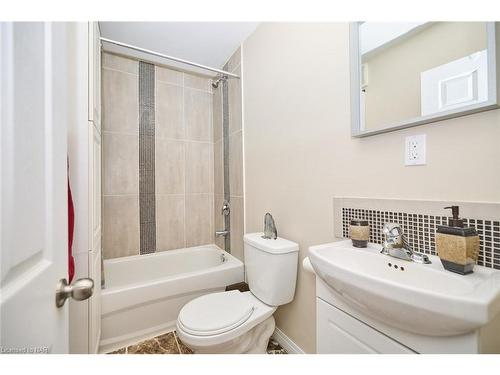 30 Mcalpine Avenue S, Welland, ON - Indoor Photo Showing Bathroom