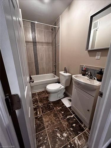 30 Mcalpine Avenue S, Welland, ON - Indoor Photo Showing Bathroom