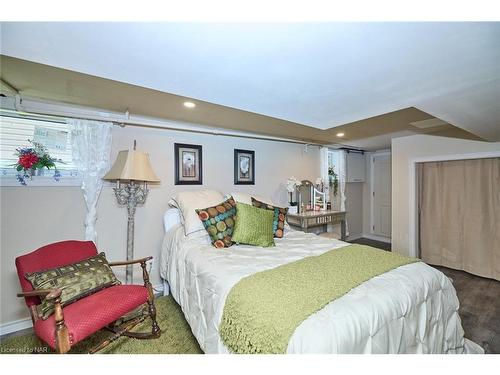 30 Mcalpine Avenue S, Welland, ON - Indoor Photo Showing Bedroom