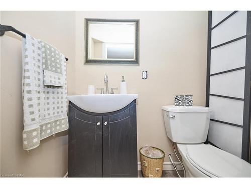 30 Mcalpine Avenue S, Welland, ON - Indoor Photo Showing Bathroom