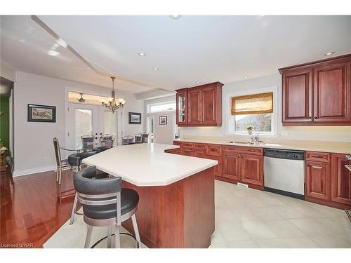 138 Loretta Drive, Niagara-On-The-Lake, ON - Indoor Photo Showing Kitchen With Double Sink