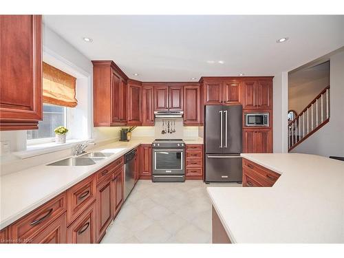 138 Loretta Drive, Niagara-On-The-Lake, ON - Indoor Photo Showing Kitchen With Double Sink