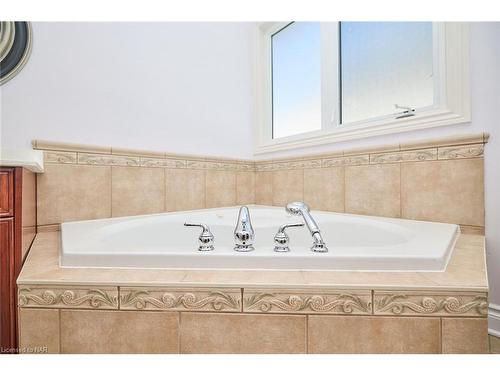 138 Loretta Drive, Niagara-On-The-Lake, ON - Indoor Photo Showing Bathroom