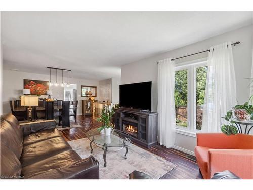 122 Madison Court W, Welland, ON - Indoor Photo Showing Living Room