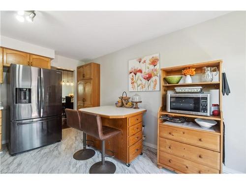 122 Madison Court W, Welland, ON - Indoor Photo Showing Kitchen