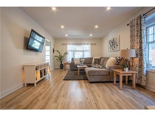 56 Chaplin Avenue, St. Catharines, ON - Indoor Photo Showing Living Room