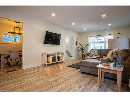 56 Chaplin Avenue, St. Catharines, ON - Indoor Photo Showing Living Room