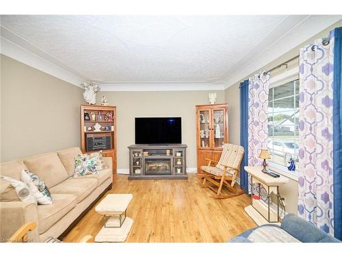 87 Southworth Street, Welland, ON - Indoor Photo Showing Living Room