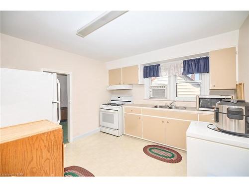 87 Southworth Street, Welland, ON - Indoor Photo Showing Kitchen With Double Sink