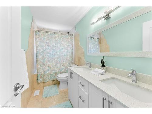 6840 Sunrise Court, Niagara Falls, ON - Indoor Photo Showing Bathroom