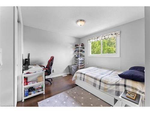 6840 Sunrise Court, Niagara Falls, ON - Indoor Photo Showing Bedroom