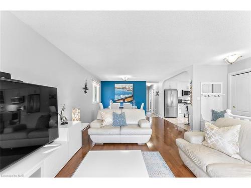 6840 Sunrise Court, Niagara Falls, ON - Indoor Photo Showing Living Room