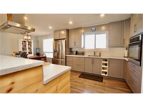 135 Pinehurst Drive, Welland, ON - Indoor Photo Showing Kitchen With Stainless Steel Kitchen