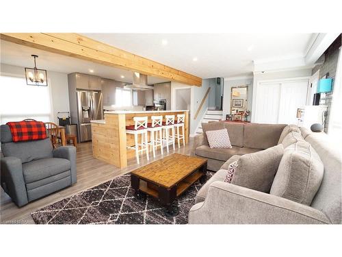 135 Pinehurst Drive, Welland, ON - Indoor Photo Showing Living Room