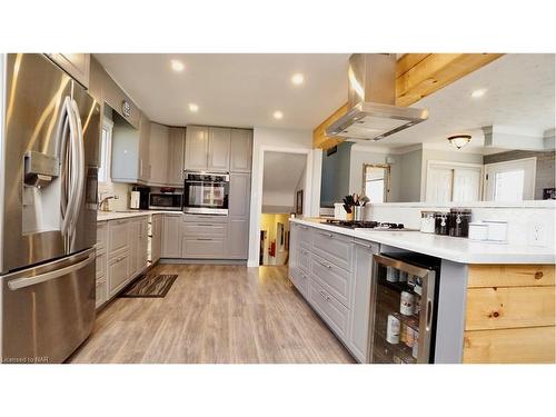 135 Pinehurst Drive, Welland, ON - Indoor Photo Showing Kitchen