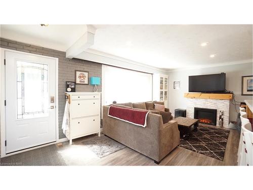 135 Pinehurst Drive, Welland, ON - Indoor Photo Showing Living Room With Fireplace