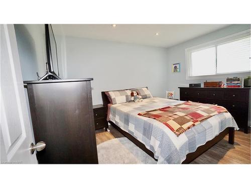 135 Pinehurst Drive, Welland, ON - Indoor Photo Showing Bedroom