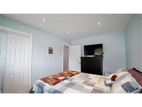 135 Pinehurst Drive, Welland, ON - Indoor Photo Showing Bedroom