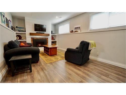 135 Pinehurst Drive, Welland, ON - Indoor Photo Showing Living Room With Fireplace