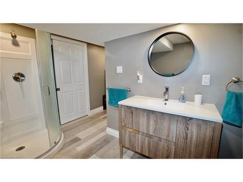 135 Pinehurst Drive, Welland, ON - Indoor Photo Showing Bathroom