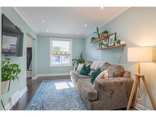 147 Lottridge Street, Hamilton, ON - Indoor Photo Showing Living Room