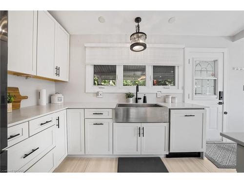 2 Mallette Crescent, Niagara-On-The-Lake, ON - Indoor Photo Showing Kitchen