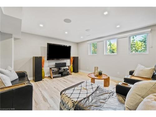 2 Mallette Crescent, Niagara-On-The-Lake, ON - Indoor Photo Showing Living Room