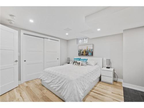 2 Mallette Crescent, Niagara-On-The-Lake, ON - Indoor Photo Showing Bedroom