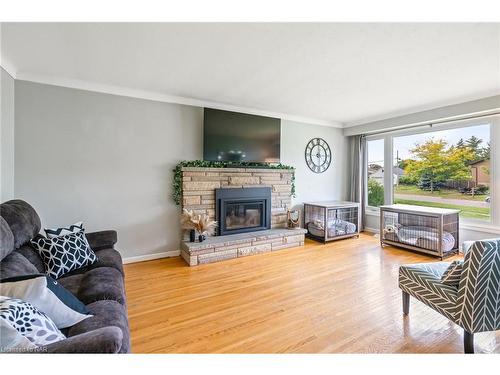 14 Oak Street, Welland, ON - Indoor Photo Showing Living Room With Fireplace