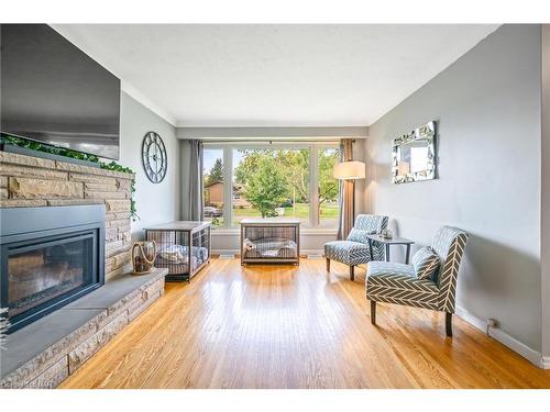 14 Oak Street, Welland, ON - Indoor Photo Showing Living Room With Fireplace