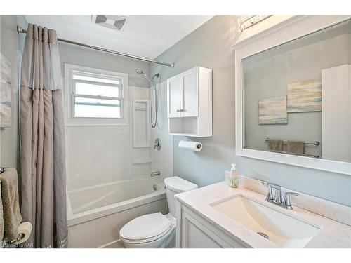 14 Oak Street, Welland, ON - Indoor Photo Showing Bathroom