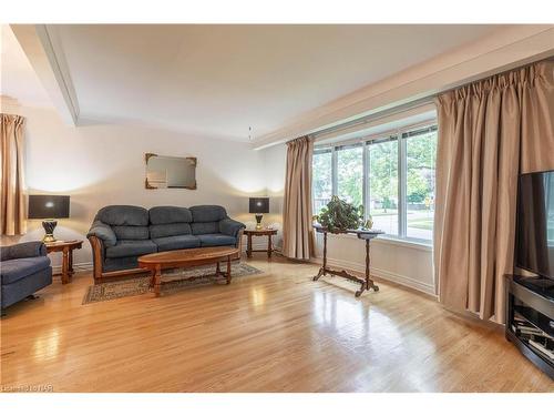 4348 Mitchell Avenue, Niagara Falls, ON - Indoor Photo Showing Living Room