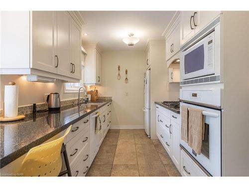 4348 Mitchell Avenue, Niagara Falls, ON - Indoor Photo Showing Kitchen With Upgraded Kitchen