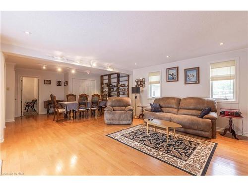 4348 Mitchell Avenue, Niagara Falls, ON - Indoor Photo Showing Living Room