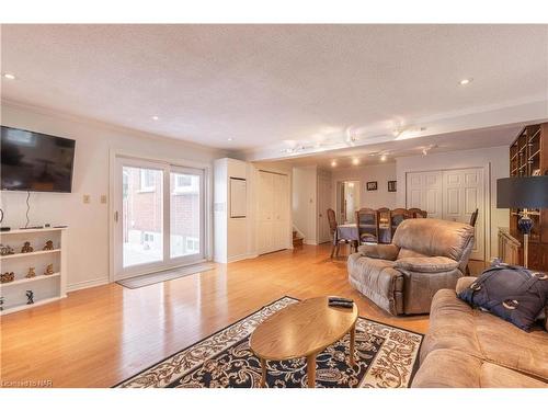 4348 Mitchell Avenue, Niagara Falls, ON - Indoor Photo Showing Living Room