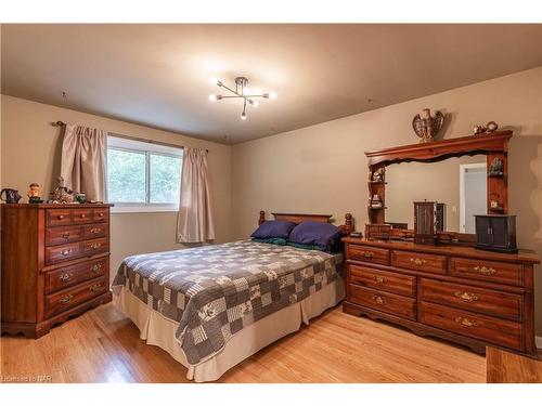 4348 Mitchell Avenue, Niagara Falls, ON - Indoor Photo Showing Bedroom