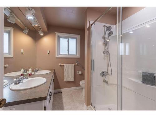 4348 Mitchell Avenue, Niagara Falls, ON - Indoor Photo Showing Bathroom