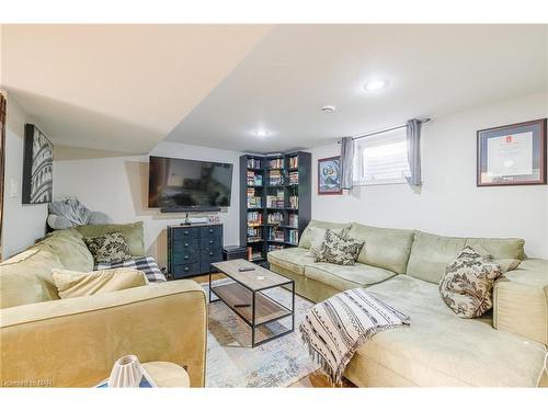 22 Rose Avenue, Thorold, ON - Indoor Photo Showing Living Room