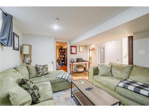 22 Rose Avenue, Thorold, ON - Indoor Photo Showing Living Room