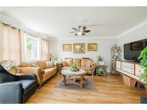 22 Rose Avenue, Thorold, ON - Indoor Photo Showing Living Room