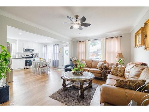 22 Rose Avenue, Thorold, ON - Indoor Photo Showing Living Room