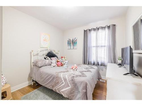 22 Rose Avenue, Thorold, ON - Indoor Photo Showing Bedroom